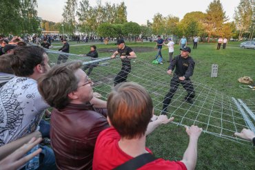 Жители Екатеринбурга устроили массовый уличный конфликт из-за храма