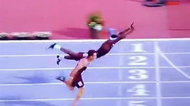 Американский спортсмен выиграл забег благодаря «прыжку супермена»
