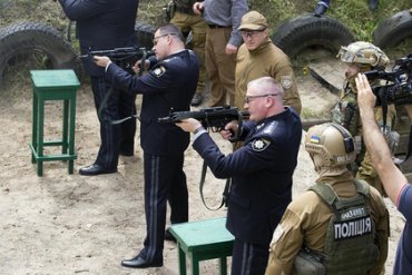 Украинская полиция откажется от автоматов Калашникова