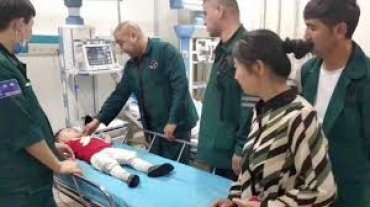 В Китае прохожий спас упавшего с пятого этажа ребенка