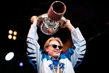 Финские хоккеисты сломали чемпионский кубок