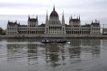 В Будапеште затонуло прогулочное судно с 34 туристами