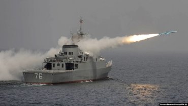 В Иране во время военных учений фрегат случайно потопил ракетный катер