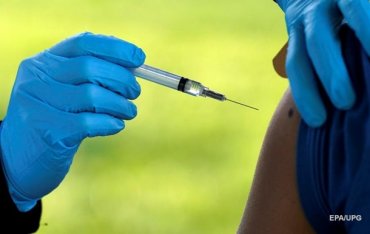 МОЗ назвал сроки массовой вакцинации второй дозой