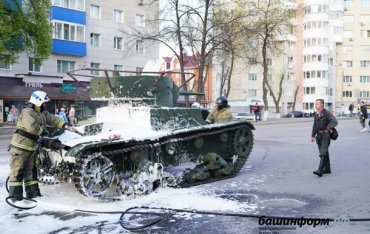 В России на репетиции парада к Дню Победы загорелся танк