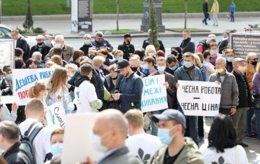 Под Киевсоветом митинговали транспортники: требуют повысить проезд до 25 грн