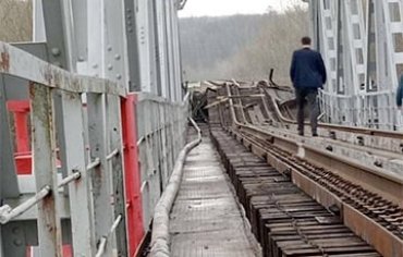 В Курской области РФ обрушился железнодорожный мост