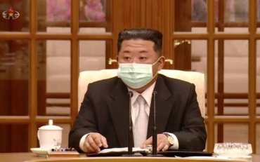 Ким Чен Ын надел маску: в Северной Корее смертельная вспышка COVID-19