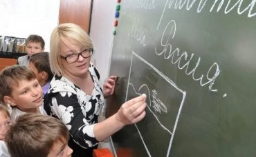 Вам Украина платит: в оккупированном Мелитополе учителям-коллаборантами выдали мизерные зарплаты