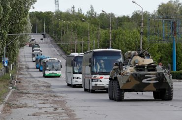 С Азовстали выехали семь автобусов с украинскими защитниками в сопровождении оккупантов