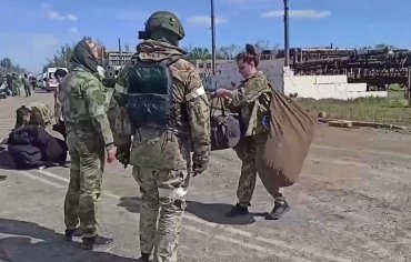 Появились новые видео выхода украинских защитников из “Азовстали и их прибытия в Еленовку