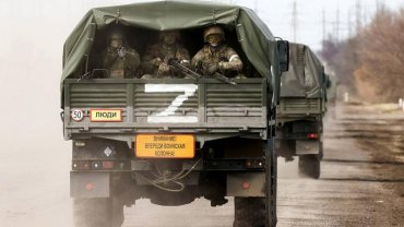 Россия открестилась от своей военной свастики Z и V