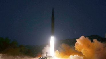 Байдену на дорожку: Ким Чен Ын запустил три ракеты, когда президент США покинул Азию
