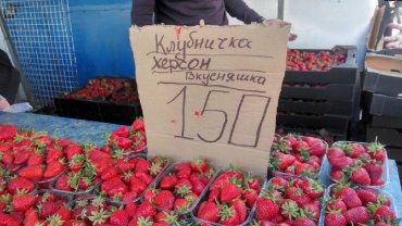 Клубничка из Херсона: на рынках в Крыму массово продаются украденные в Украине фрукты и овощи