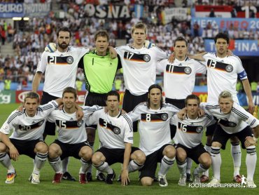 Платини считает немцев и испанцев фаворитами Евро-2012