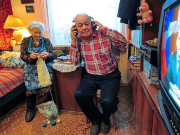 На московских пенсионеров одевают браслеты с «тревожной кнопкой»