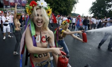 В Варшаве голые FEMENистки распугали болельщиков