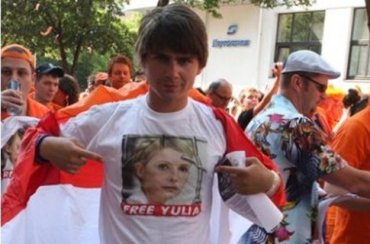 Голландские болельщики прошли по Харькову в футболках с портретом Тимошенко
