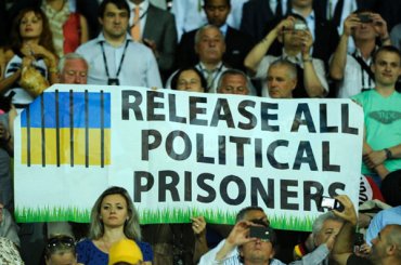 На стадионе в Харькове немецкие болельщики призвали освободить политзаключенных