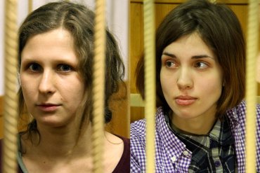 Суд продлил содержание под стражей двум предполагаемым участницам группы «Pussy Riot»