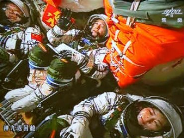 Китайский корабль впервые вручную пристыковался к орбитальному модулю