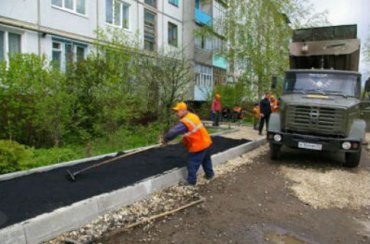 Попов начал ремонт киевских дворов сразу во всех районах города