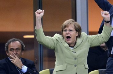 Как Ангеле Меркель и сборную Германии поддержать, и рядом с Януковичем не сесть