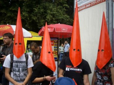 В центре Киева прошел марш «Красных шапочек»