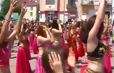 Украинки установили рекорд по самому массовому танцу живота