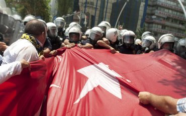На разгон демонстрантов в Турции хотят бросить армию