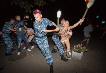 FEMEN презирает Януковича за дружбу с Лукашенко