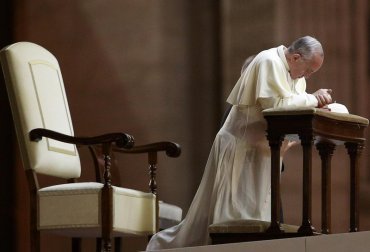 Папа Франциск помолился за мир в Украине