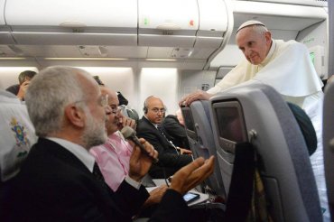 Папа Франциск недоволен священниками, рассуждающими о причастии для разведенных и вновь женившихся