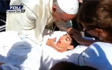 Папа Франциск остановился на трассе, чтобы поприветствовать больную девочку