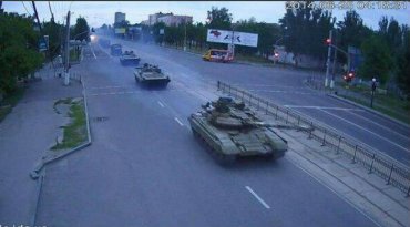 По Луганску прошли танки и колонна бронетехники