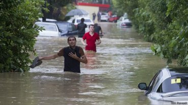 Потоп в Сочи: плавают дома и поезда, гибнут люди