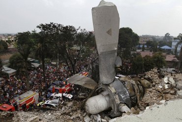 В Индонезии военный самолет упал на жилые дома