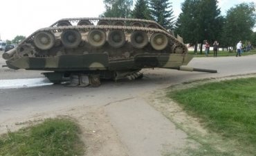 Под Москвой перевернулся танк