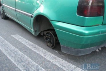 В Киеве оторвавшееся от автомобиля колесо убило прохожего