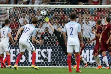 Россия едва спаслась от поражения в матче с Англией