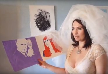 Художница голой грудью написала портрет Путина с новой женой