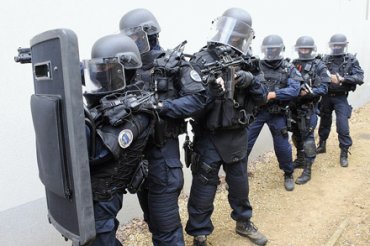 Французский спецназ блокирует россиян, собирающихся на матч со Словакией