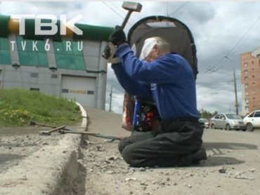 В России инвалид-колясочник кувалдой разбил тротуар, чтобы попасть в больницу