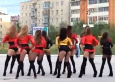 В России толпа девушек станцевала откровенный гей-танец на фоне мемориала войне