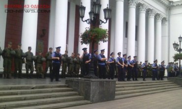 Здание Одесского горсовета оцеплено, полиция обыскивает хорьков
