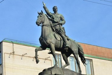 Власти Киева просят пока не сносить памятник Щорсу