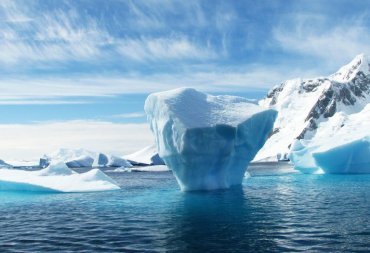 От Антарктиды откалывается айсберг невероятных размеров