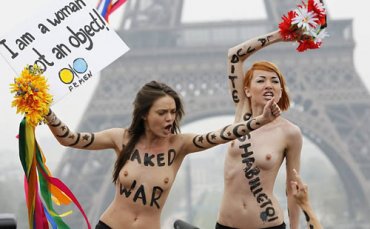 В Париже активисток Femen судят за эксгибиционизм
