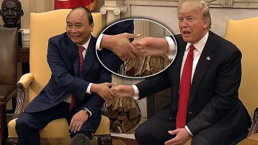 Трамп оставил белый след на руке премьера Вьетнама