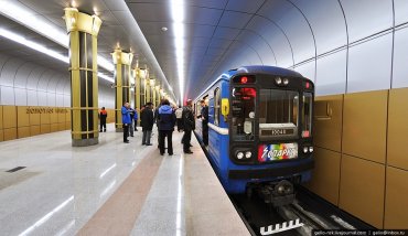 В метро Новосибирска пассажиры толкали сломавшийся поезд